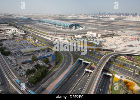 Luftaufnahme von Dubai in den Vereinigten Arabischen Emiraten. Ansatz zum Tunnel laufen unter Dubai International Airport Stockfoto