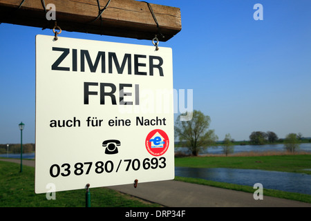 Zimmer frei-Schild am Luetkenwisch, Fluss Elbe cycle Route, Brandenburg, Deutschland, Europa Stockfoto