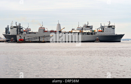 US Navy bereit Reserve Force Fahrzeug Transportschiff Cape Ray fährt Norfolk Naval Shipyard auf dem Weg nach Italien zur Verarbeitung syrischen Chemiewaffen 10. Januar 2014 in Portsmouth, Virginia. Cape Ray wurde mit Geräten ausgestattet, syrischen Chemiewaffen auf hoher See im Rahmen einer UN-Vereinbarung zu zerstören. Stockfoto