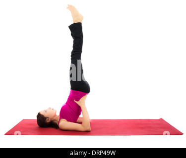 Frau tut unterstützt Schulter stehen, während Yoga oder Pilates (Serie mit dem gleichen Modell verfügbar) Stockfoto