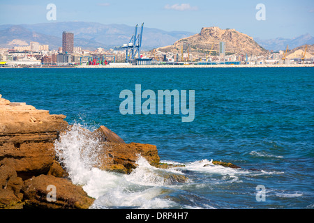 Alicante Skyline Innenstadt und Hafen Blick vom Mittelmeer Spanien Stockfoto