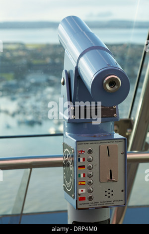 Am Sichtschalter können Sie sich die Aussicht vom Spinnaker Tower in Portsmouth, Hampshire im Januar ansehen Stockfoto