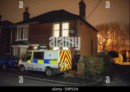 Polizisten Absperren eines Hauses in Rose Road, Totton, Southampton, Hampshire, England, Vereinigtes Königreich, während eine Suche durchführen. Bildnachweis: Alun Jenkins/Alamy Live-Nachrichten Stockfoto