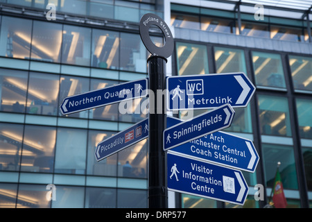 Straßenschilder zu unterschiedlichen Zielen; mehrere Wegweiser zu Manchester Standorte in Portland Street, Piccadilly, Manchester, UK, Europa, EU Stockfoto