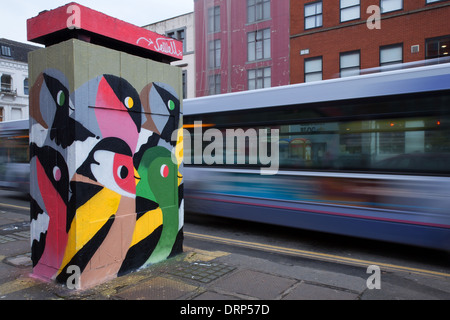 Graffiti oder Street Art von Gartenvögeln schnabelt auf Struktur in Stevenson Square, Lever Street, Northern Quarter, Manchester, UK, Europa, EU Stockfoto