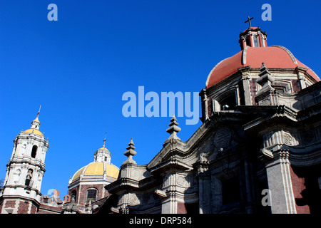 Rote und gelbe Kuppeln von der alten Basilica De La Virgen de Guadalupe, Mexiko-Stadt, Mexiko Stockfoto