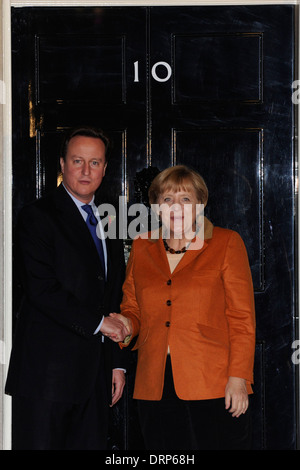 Britische Premierminister David Cameron (L) begrüßt Bundeskanzlerin Angela Merkel Stockfoto