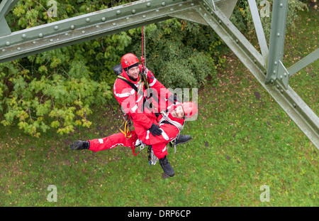 Örtlichen Feuerwehren haben einen hohen Winkel Übung am alten Schifffahrtskanal Lift Henrichenburg zu retten. Stockfoto