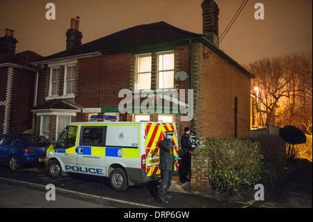 Polizisten Absperren eines Hauses in Rose Road, Totton, Southampton, Hampshire, England, Vereinigtes Königreich, während eine Suche durchführen. Bildnachweis: Alun Jenkins/Alamy Live-Nachrichten Stockfoto