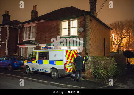 Polizisten Absperren eines Hauses in Rose Road, Totton, Southampton, Hampshire, England, Vereinigtes Königreich, während eine Suche durchführen. Bildnachweis: Alun Jenkins/Alamy Live-Nachrichten Stockfoto