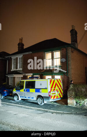 Polizisten Absperren eines Hauses in Rose Road, Totton, Southampton, Hampshire, England, Vereinigtes Königreich, während eine Suche durchführen. Bildnachweis: Alun Jenkins/Alamy Live-Nachrichten Stockfoto