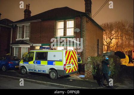 Polizisten Absperren eines Hauses in Rose Road, Totton, Southampton, Hampshire, England, Vereinigtes Königreich, während eine Suche durchführen. Bildnachweis: Alun Jenkins/Alamy Live-Nachrichten Stockfoto