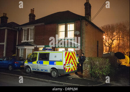 Polizisten Absperren eines Hauses in Rose Road, Totton, Southampton, Hampshire, England, Vereinigtes Königreich, während eine Suche durchführen. Bildnachweis: Alun Jenkins/Alamy Live-Nachrichten Stockfoto