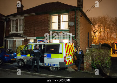 Polizisten Absperren eines Hauses in Rose Road, Totton, Southampton, Hampshire, England, Vereinigtes Königreich, während eine Suche durchführen. Bildnachweis: Alun Jenkins/Alamy Live-Nachrichten Stockfoto