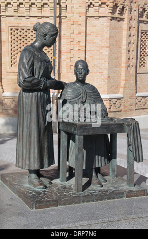 Skulptur von zwei Frauen, die Zigarren außerhalb der ehemaligen Tabakfabrik an der Uferpromenade in Cadiz, Andalusien, Spanien. Stockfoto