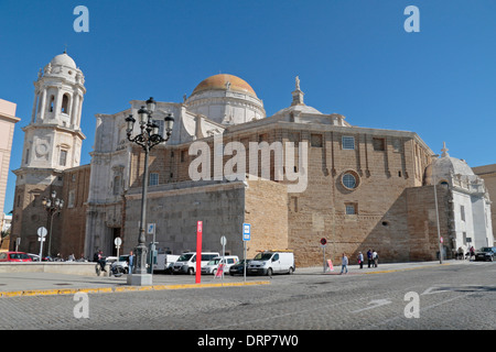 Heckansicht des Cadiz Kathedrale (Catedral Nueva) von der Campo del Sur-Promenade in Cadiz, Andalusien, Spanien. Stockfoto