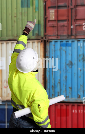 Arbeiter auf einem Containerterminal Stockfoto