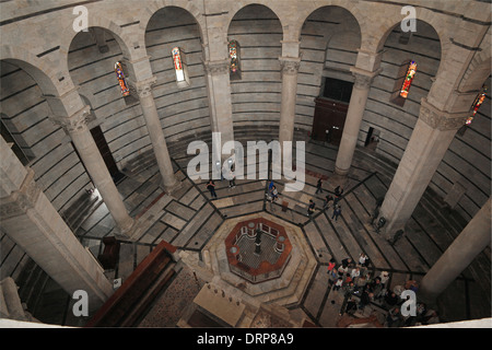 Ansicht des Baptisteriums innen, von oben auf dem Balkon, Pisa Stockfoto