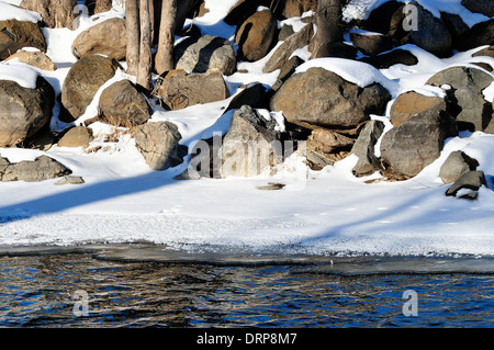 Große Felsbrocken entlang Fluss Küste um Erosion zu verhindern. Stockfoto