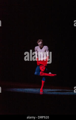 London, UK. 30. Januar 2014.  Ivan Putrov ersonnen, Männer in Bewegung erforscht die Geschichte der männlichen Tänzer im letzten Jahrhundert feiert ein faszinierendes Repertoire an Choreographien und Highlighing die Viruosity und die Wirksamkeit der männlichen Tänzer. Bildnachweis: Carole Edrich/Alamy Live-Nachrichten Stockfoto