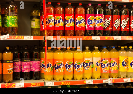 Kohlensäurehaltige Getränke im Supermarktregal. England, UK Stockfoto