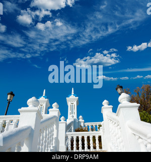 Benidorm Balcon del Mediterraneo Mittelmeer weiße Balustrade in Alicante Spanien Stockfoto