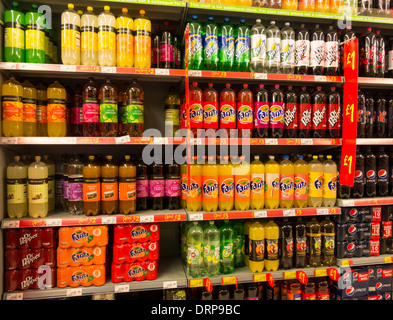 Alkoholfreie Getränke in Asda Supermarkt. UK Stockfoto