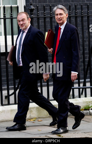 Defence Secretary Philip Hammond (R) und Staatssekretär für Energie und Klima ändern Ed Davey Stockfoto