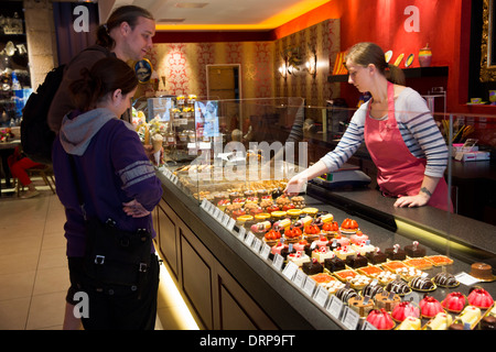 Shopper in Patisserie und Chocolatier shop Carbillet in Rue des Forges in Dijon in Burgund Frankreich Stockfoto