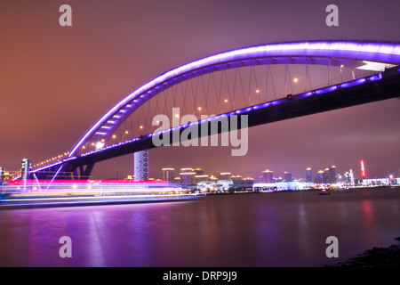 Nachtansicht der Brücke in shanghai Stockfoto