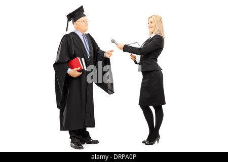 In voller Länge Portrait von jungen weiblichen Interviews reifer Mann in Graduation Kleid Stockfoto