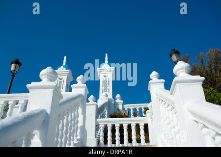 Benidorm Balcon del Mediterraneo Mittelmeer weiße Balustrade in Alicante Spanien Stockfoto