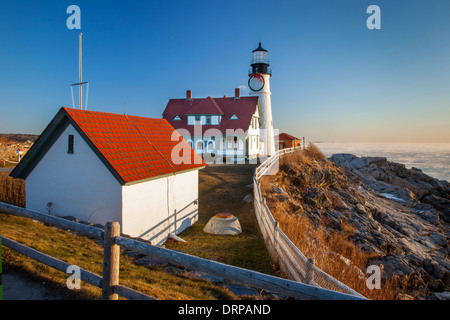 Winter-Morgendämmerung am Portland Head Leuchtturm in der Nähe von Portland, Maine, USA Stockfoto