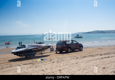 4WD 4 x 4 4-Rad-Fahrzeug abschleppen Boot Strand Abersoch Cardigan Halbinsel Gwynedd North Wales UK Stockfoto