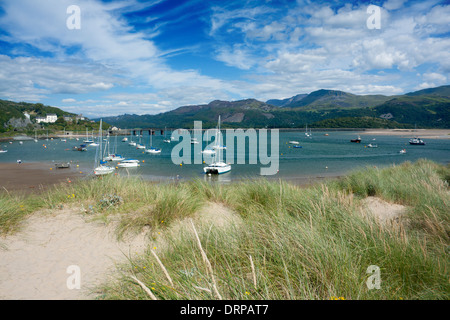 Barmouth Hafen mit Booten, Mawddach Mündung, Barmouth Brücke und Cadair Idris Abermaw Gwynedd Mid Wales UK Stockfoto