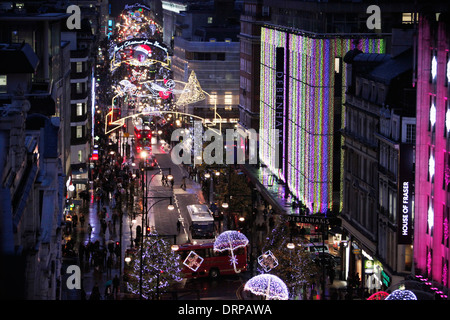 Weihnachts-Einkäufer sind entlang der Oxford Street abgebildet, beim Einschalten der Weihnachtsbeleuchtung Stockfoto