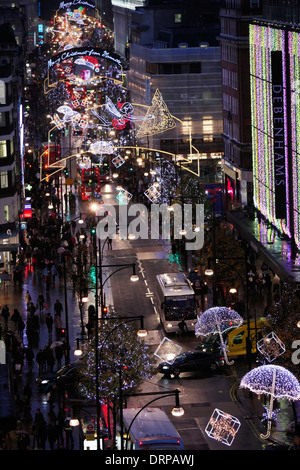 Weihnachts-Einkäufer sind entlang der Oxford Street abgebildet, beim Einschalten der Weihnachtsbeleuchtung Stockfoto