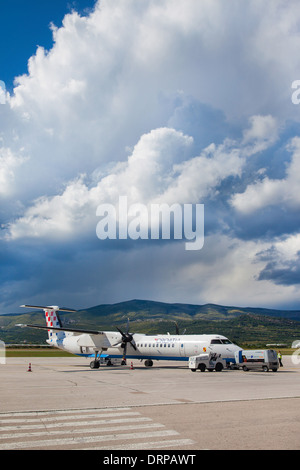 SPLIT, Kroatien - 6 JUN: Kroatien Airlines Dash 8 Q400 geparkt auf einer Startbahn des Flughafen Split beim Boarding am 6. Juni 2013 Stockfoto