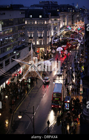 Weihnachts-Einkäufer sind entlang der Oxford Street abgebildet, beim Einschalten der Weihnachtsbeleuchtung Stockfoto