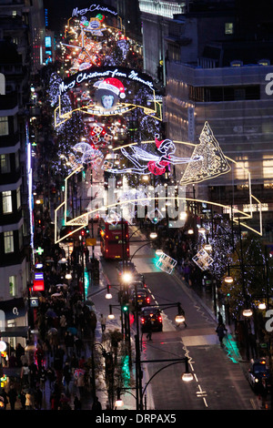 Weihnachts-Einkäufer sind entlang der Oxford Street abgebildet, beim Einschalten der Weihnachtsbeleuchtung Stockfoto