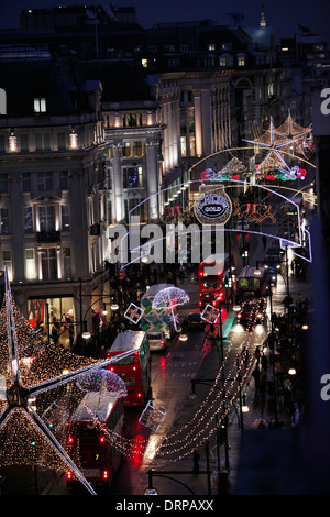 Weihnachts-Einkäufer sind entlang der Oxford Street abgebildet, beim Einschalten der Weihnachtsbeleuchtung Stockfoto