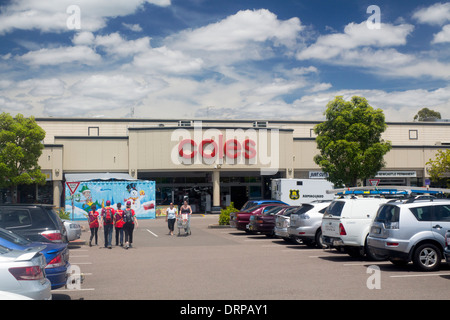 Coles äußere des Store Supermarkt Shop Superstore mit Logo über dem Eingang Parkplatz im Vordergrund Glendale NSW Australia Stockfoto