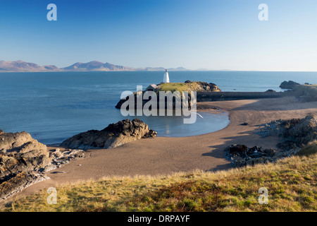Llanddwyn Insel Ynys Llanddwyn Leuchtturm und Strand mit Cardigan Halbinsel Bergen im Hintergrund Anglesey North Wales UK Stockfoto