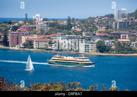 Manly Fähre "Narrabeen" und yacht verlassen Hafen Blick von Dobroyd Head North Harbour Sydney New South Wales NSW Australia Stockfoto