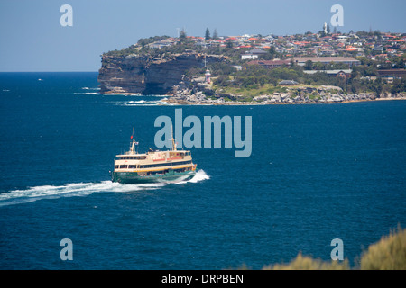 Manly Fähre vorbei South Head und Leuchtturm Tasmansee Pazifik Sydney Harbour Sydney New South Wales NSW Australia Stockfoto