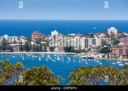 Ansicht von Manly Cove von Dobroyd Head mit Booten im Hafen und dem Pazifischen Ozean über Sydney New South Wales Australien Stockfoto