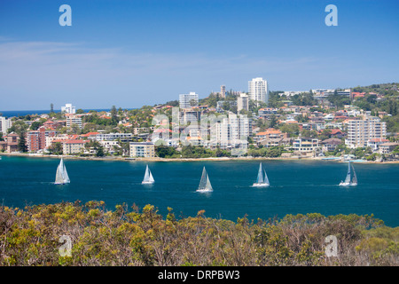 Ansicht von Manly Cove von Dobroyd Head mit Booten im Hafen und dem Pazifischen Ozean über Sydney New South Wales Australien Stockfoto