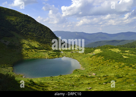 See in einem Tal zwischen den Bergen Stockfoto