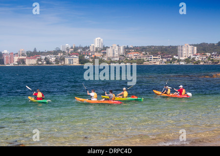 Reef Beach North Harbour Blick über nach Manly mit Kanuten paddeln vom Strand Sydney NSW Australia Stockfoto