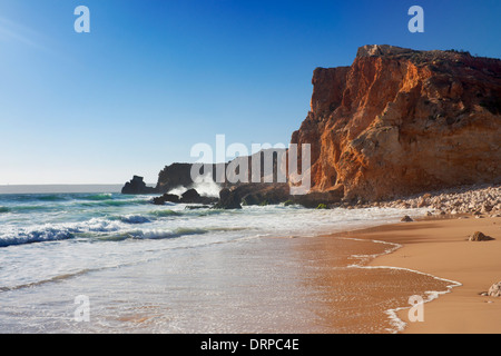 Praia do Tonel Strand Sagres Algarve Portugal ockerfarbenen Felsen und stürmischen Atlantik Meer Stockfoto